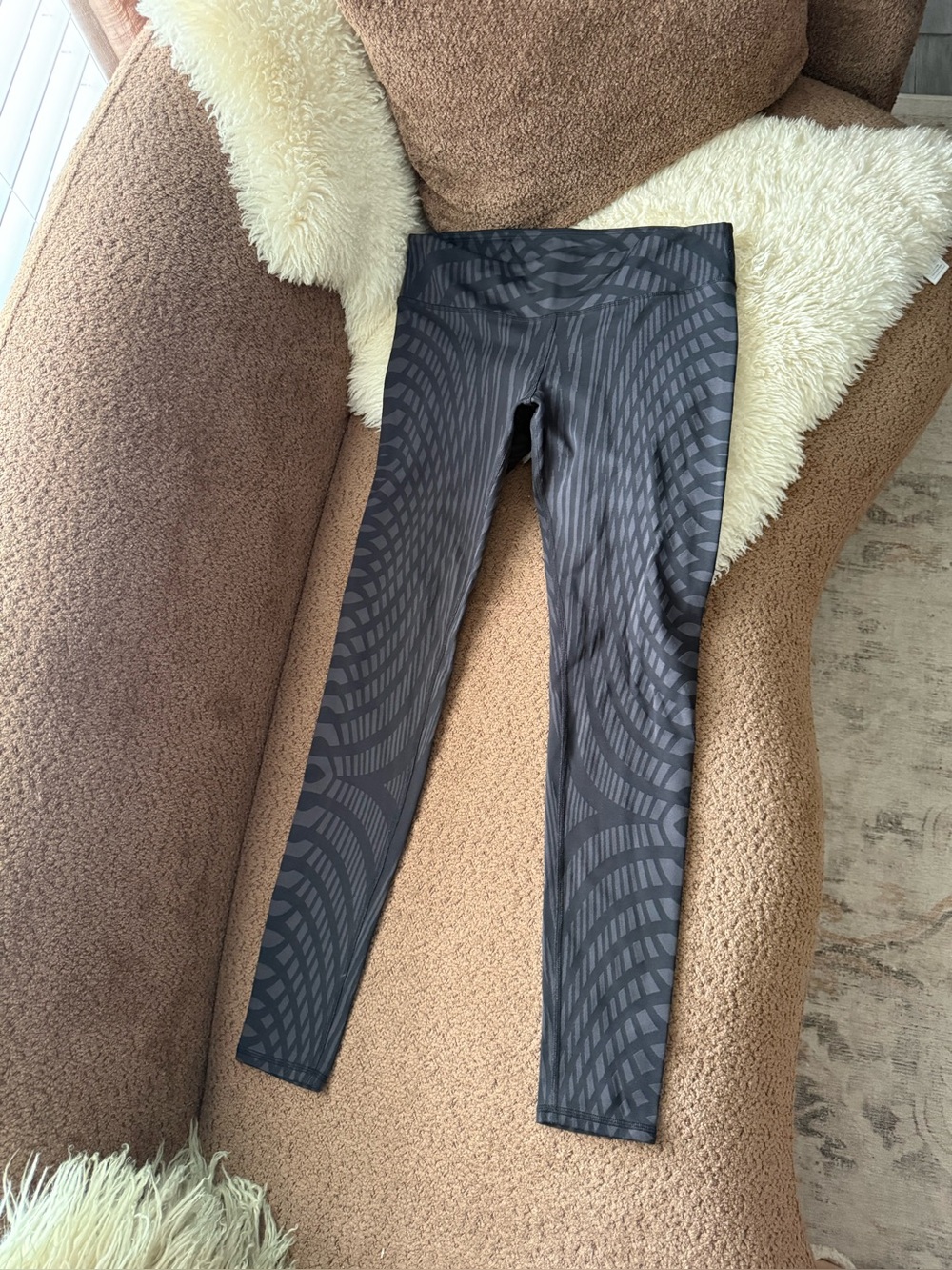 Alo Yoga Arches Airbrush leggings in a gray and black geometric pattern